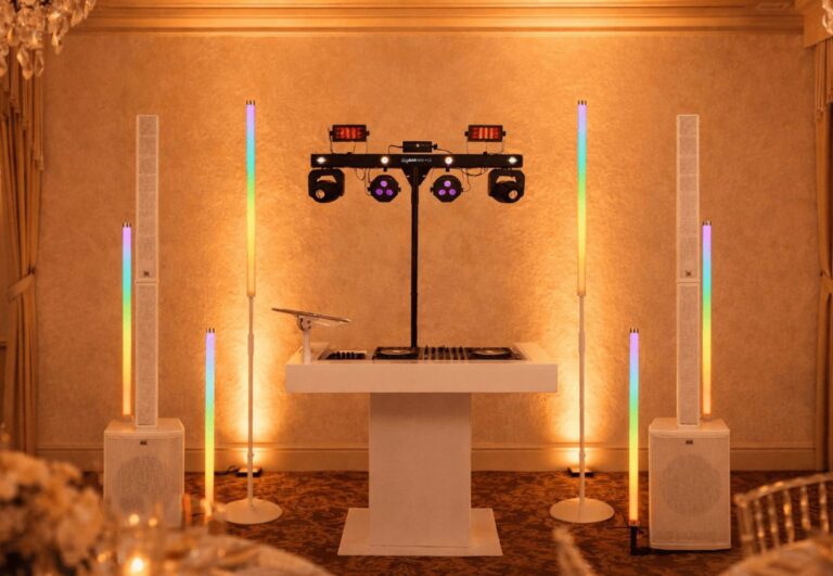 Stilvolles Lichtdesign & Club-Feeling 💛 Keine störenden Kabel, dafür maximale Eleganz: Die akkubetriebenen ApeLabs Neon Tube Pix zaubern eine edle, farblich perfekt auf eure Deko abgestimmte Atmosphäre an die Wände. Sobald die Party startet, sorgt die Gigbar Move + ILS im Zusammenspiel mit einer hochwertigen Nebelmaschine für perfekt synchronisierte Lichteffekte, die eure Tanzfläche in einen stilvollen Club verwandeln.